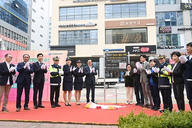 인천 연수구는 지난달 31일 송도동 근린공원에서 관계자들과 '킥보드 없는 거리' 지정식을 개최한뒤 기념촬영을 하고 있다.<연수구청 제공>