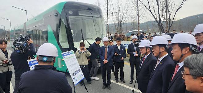 1일 서구 도안동 호수공원 일원에서 진행된 3칸 굴절차량 시범운행 행사 모습. 사진은 이상문 기자
