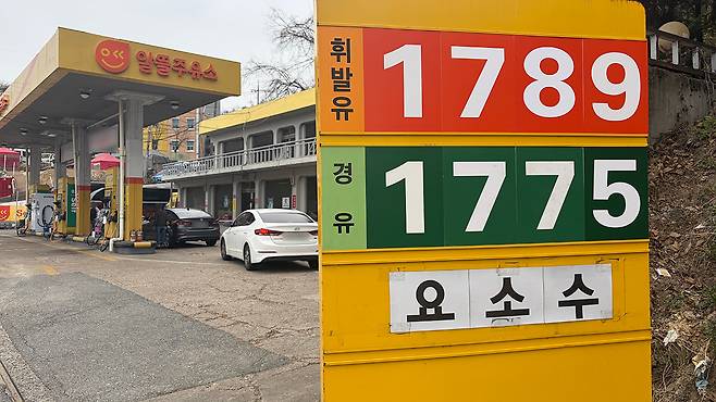 지난 30일 오후 대전 대덕구의 한 알뜰주유소. 평일 오후 4시인데도 저렴한 기름값을 찾아 몰려든 차량들이 주유기 앞에 줄지어 서 있다. 사진=최광현 기자 ghc0119@cctoday.co.kr