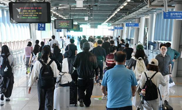 1일 고속철도 KTX가 개통 22주년을 맞았다. 최근 광주송정역에서 열차 이용객들이 KTX를 타기 위해 승강장으로 이동하고 있다. /나명주 기자 mjna@kwangju.co.kr