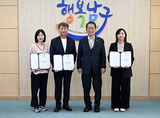 서동욱 남구청장이 1일 구청장실에서 2026 울산고래축제 총감독·조감독 임명장을 수여하고 성공적인 축제를 당부했다. 남구 제공