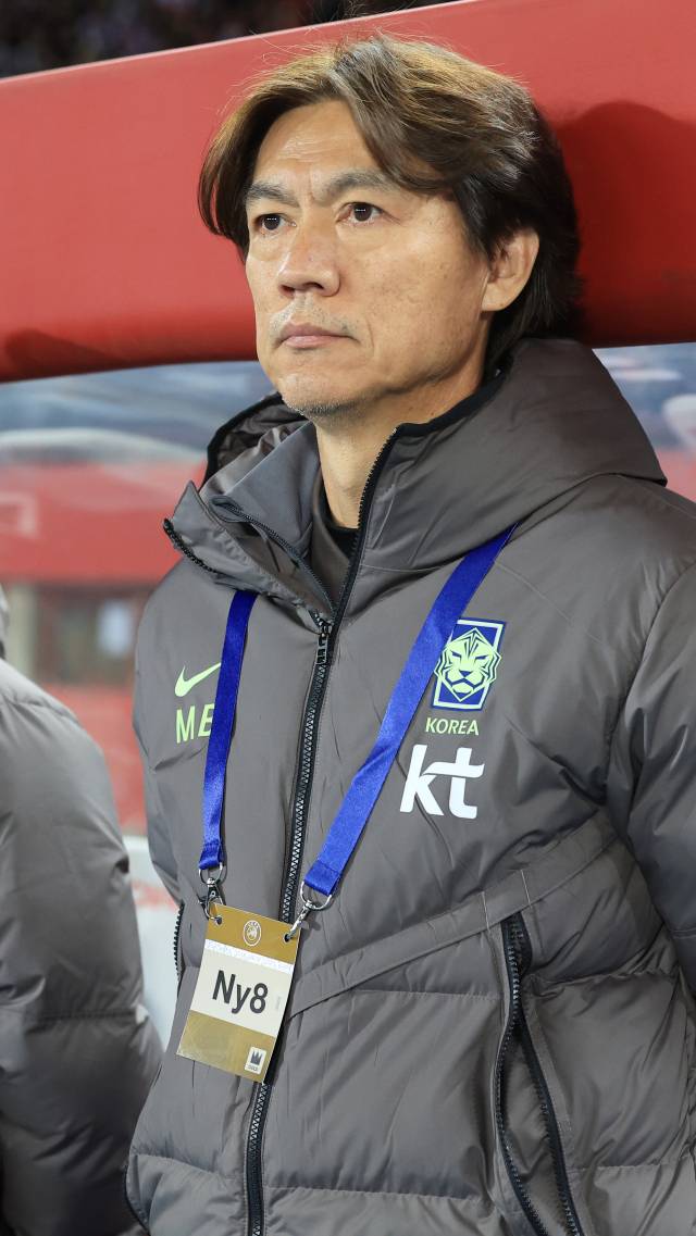 홍명보 한국 축구대표팀 감독이 1일 오스트리아 빈 에른스트 하펠 스타디움에서 오스트리아와의 평가전이 시작되기 전 벤치에서 경기 시작을 기다리고 있다. 연합뉴스