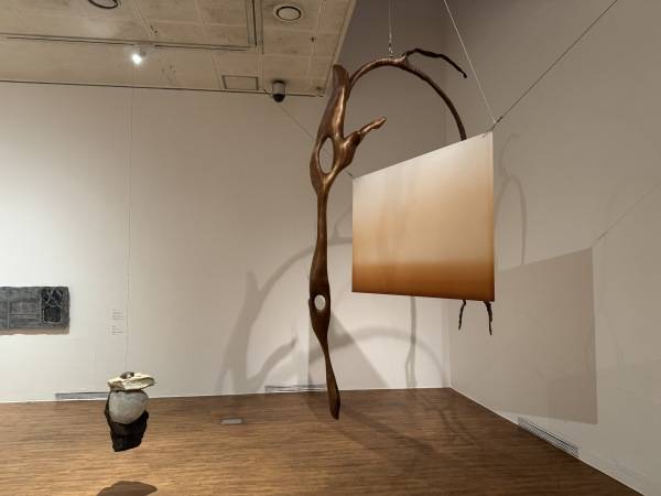 서울 강남구 스페이스C에 정희민 작가의 '낮의 달의 시간' 작품이 설치되어 있다./사진=김견희 기자