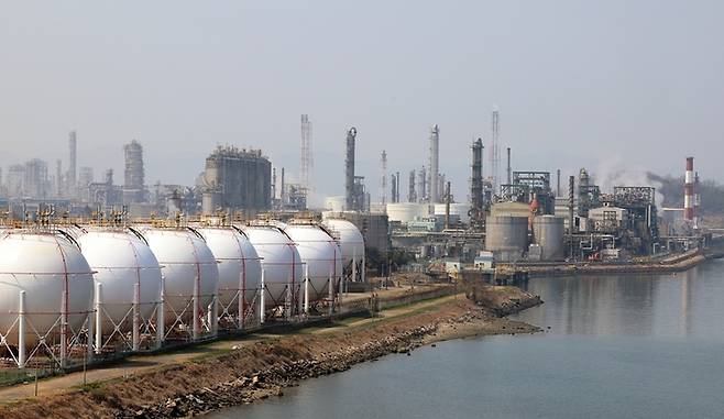 ▲정부는 중동사태로 수급 차질이 생기고 있는 석유화학 산업 핵심 원료 나프타에 대해 수출 제한 조치를 검토하고 있다. 사진은 26일 전남 여수 국가산업단지 모습. 사진=연합뉴스