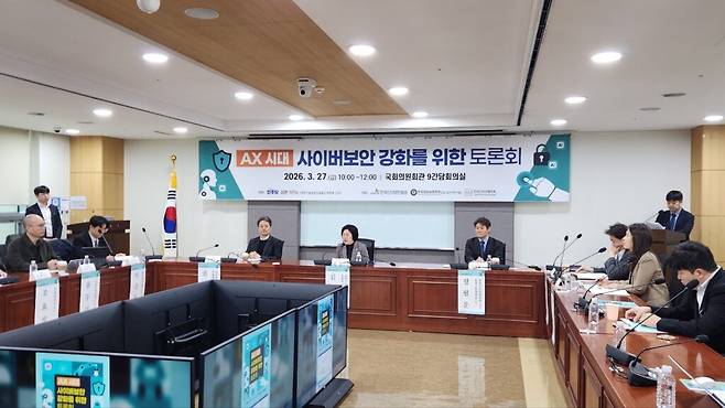 이어진 패널토론에서는 산업, 인재, 기술, 법제라는 네 축이 서로 따로 움직이면 AX 보안은 실효성을 갖기 어렵다는 점이 반복해서 제기됐다. (사진=테크42)