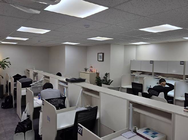 25일 오후 서울 강남구 대치동에 위치한 한 남학생 전용 독서실에서 학생들이 공부하는 모습.(사진= 김현재 기자)