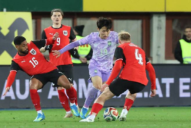 31일(현지시간) 오스트리아 빈 에른스트 하펠 스타디움에서 열린 한국 축구 국가대표팀과 오스트리아의 평가전에서 이강인이 돌파를 시도하고 있다. 사진=연합뉴스