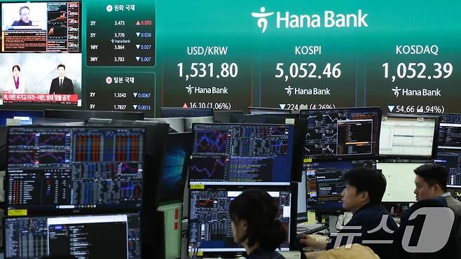 전날 서울 중구 하나은행 본점 딜링룸 전광판에 증시 시황이 표시되고 있다. 2026.3.31 ⓒ 뉴스1 임지훈 인턴기자