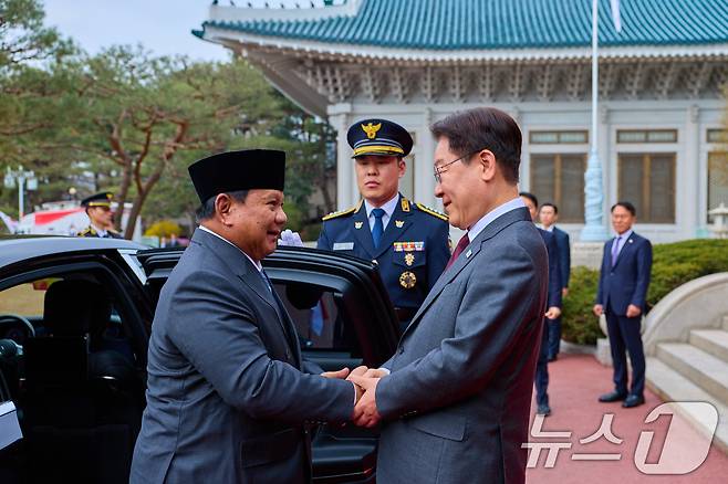 이재명 대통령이 1일 청와대에서 국빈 방한한 프라보워 수비안토 인도네시아 대통령을 영접하고 있다. (청와대 제공. 재판매 및 DB 금지) 2026.4.1 ⓒ 뉴스1 이재명 기자