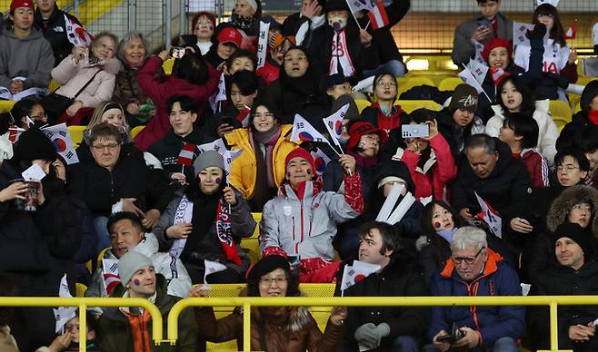 1일(한국시간) 오스트리아 빈 에른스트 하펠 스타디움에서 열린 한국 축구 국가대표팀과 오스트리아의 평가전에 교민을 비롯한 한국 축구팬들이 자리하고 있다. 사진 | 빈=연합뉴스