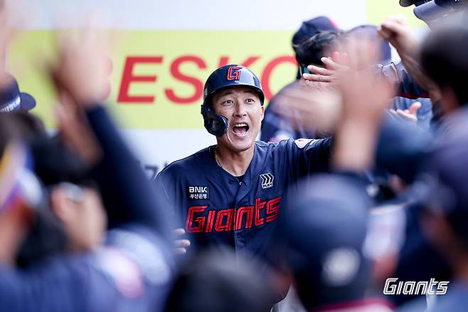 롯데 노진혁이 29일 대구삼성라이온즈파크에서 열린 2026 KBO리그 정규시즌 삼성전에서 홈런을 친 후 더그아웃에서 동료들과 기뻐하고 있다. 사진 | 롯데 자이언츠