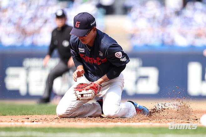 롯데 노진혁이 29일 대구삼성라이온즈파크에서 열린 2026 KBO리그 정규시즌 삼성전에서 수비를 하고 있다. 사진 | 롯데 자이언츠