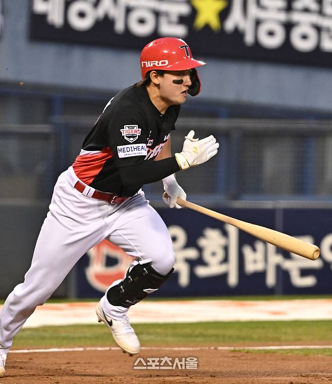 KIA 윤도현이 31일 잠실구장에서 열린 2026 KBO리그 LG와 경기 2회초 1사 LG 선발 톨허스트를 상대로 안타를 치고 있다. 잠실 | 박진업 기자 upandup@sportsseoul.com