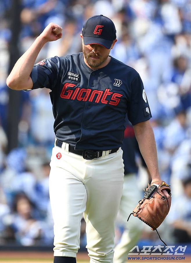 29일 대구 삼성라이온즈파크에서 열린 삼성과 롯데의 경기. 5회 투구를 마치고 주먹을 쥐어보이는 롯데 선발 비슬리. 대구=송정헌 기자songs@sportschosun.com/2026.03.29/