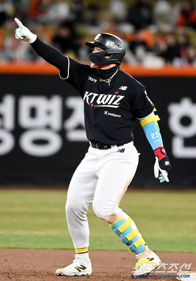 31일 대전한화생명볼파크에서 열린 KT와 한화의 경기. 7회초 2사 만루 KT 안현민이 2타점 2루타를 치고 환호하고 있다. 대전=허상욱 기자wook@sportschosun.com/2026.03.31/