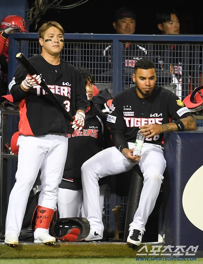 카스트로는 타석에 들어서기 전 더그아웃 가장 앞자리에 나와 상대 선발 피칭을 유심히 지켜봤다.