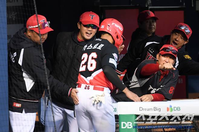 장타 생산 후 득점까지 올린 카스트로가 너무 예뻐보였던 이범호 감독과 손승락 수석.