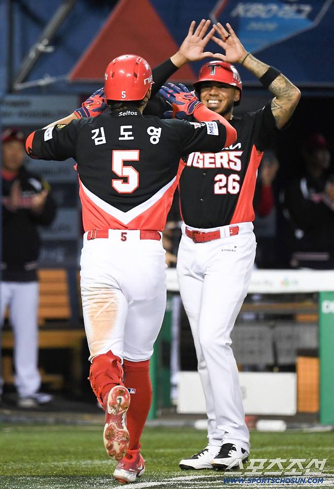 2번 카스트로가 나가면 3번 김도영이 불러들였다.