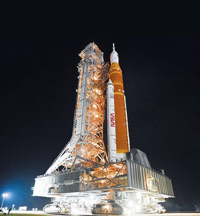 인류가 다시 한번 달로 향한다. 지난달 20일 미국 플로리다주 케네디 우주센터에서 국제 우주 탐사 프로젝트 ‘아르테미스 II’를 위한 추진용 로켓과 우주선 ‘오리온’이 발사대로 이동하는 모습. 이 우주선은 오는 2일 오전 7시 24분(한국 시각) 우주 비행사 4명을 태우고 달 궤도를 향해 떠난다. 인간이 달 궤도를 비행하는 것은 1972년 아폴로 17호 이후 54년 만이다. /게티이미지코리아