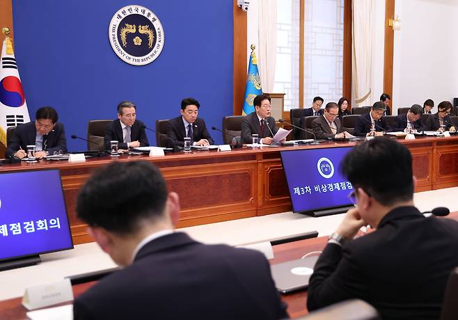 이재명 대통령이 1일 청와대에서 비상경제점검회의를 주재하고 있다./연합뉴스