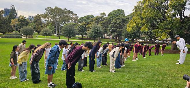 지난해 8월 주시드니한국문화원은 시드니대학과 함께 '한국어 몰입의 날' 행사를 개최했다. 행사 당일2008년 베이징 올림픽 태권도 금메달리스트인 차동민 사범이 태권도 교육을 하기 전 한국식 인사를 알려주고 있다. /주시드니한국문화원 제공