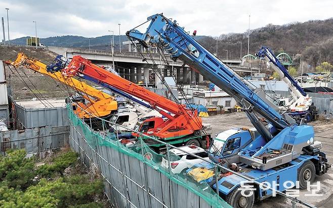31일 경기 구리시 아천동에 있는 중장비 주차장에 기중기들이 주차되어 있다. 최근 경유 가격 상승으로 건설현장에서 사용하는 중장비 가동, 운행 비용이 높아지면서 일부에서는 오히려 일감을 포기하는 사례까지 나오는 것으로 알려졌다. 구리=양회성 기자 yohan@donga.com