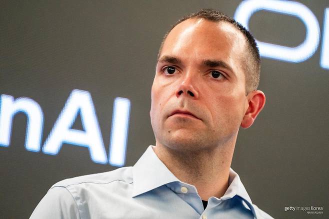 오라클 클레이 마고어크 공동 최고경영자(CEO)가 텍사스 애빌린 스타게이트 AI 데이터센터 현장을 둘러보고 있다. ⓒBloomberg via Getty Images