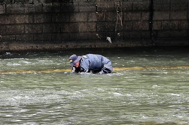 지난달 31일 오전 10시 30분쯤 “신천에 수상한 캐리어가 있다"는 신고를 접수한 경찰이 대구 북구 칠성동 잠수교 주변을 수색하고 있다. (독자 제공. 재판매 및 DB 금지) 2026.3.31 ⓒ 뉴스1