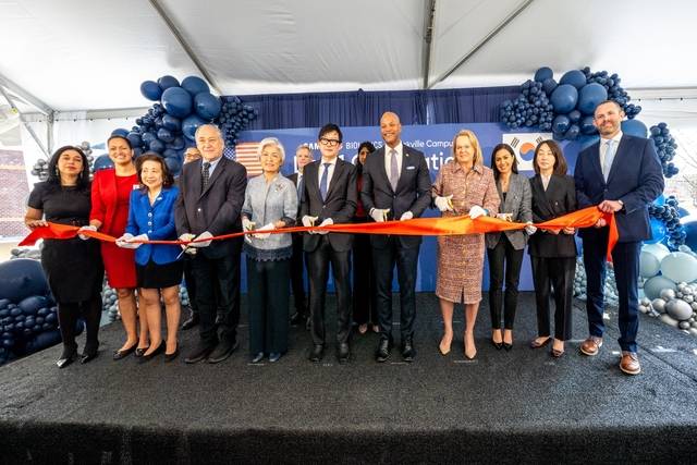 3월 31일(현지시간) 미국 메릴랜드주 록빌 바이오의약품 생산시설에서 열린 인수 완료식에서 참석자들이 기념 촬영을 하고 있다. 왼쪽 앞줄 다섯번째부터 강경화 주미한국대사, 존 림 삼성바이오로직스 대표, 웨스 무어 메릴랜드 주지사, 에이프릴 델라니 미국 연방하원의원. 삼성바이오로직스 제공