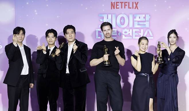 [프로듀서 IDO 남희동(왼쪽부터), 이유한, 곽중규, 크리스 애플한스 감독, 매기 강 감독, 이재가 1일 오후 서울 용산구 CGV 용산아이파크몰에서 열린 넷플릭스 영화 '케이팝 데몬 헌터스' 아카데미 수상 기념 기자간담회에서 포즈를 취하고 있다. 뉴시스