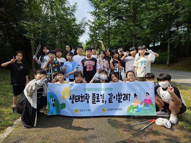 전남도교육청이 4월부터 전남 학생 7259명, 552개팀이 참여하는 '공생의 길(물길·숲길) 프로젝트'를 통해 지역 생태 탐구와 환경 실천 활동을 본격 추진한다. 사진은 신대초교 학생들의 생태회랑 플로깅 모습. 전남도교육청 제공