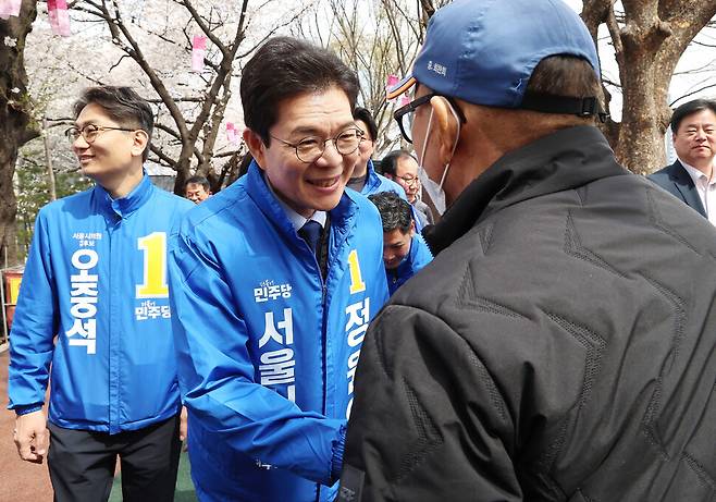 더불어민주당 서울시장 예비후보인 정원오 전 성동구청장이 3월31일 서울 동대문구 장안벚꽃로 일대에서 시민들을 만나고 있다. 연합뉴스