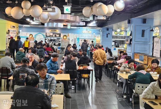 지난달 25일 전북 군산시 군산공설시장 2층에 위치한 청년몰의 공용홀이 점심 식사를 위해 몰려든 손님들로 붐비고 있다. 군산=나광현 기자
