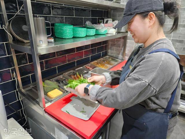 전북 군산시 공설시장 내 청년몰 '물랑루즈'에서 '시장김밥'을 운영하는 고여경 대표가 지난달 25일 식당 내 부엌에서 뒷정리를 하고 있다. 군산=나광현 기자