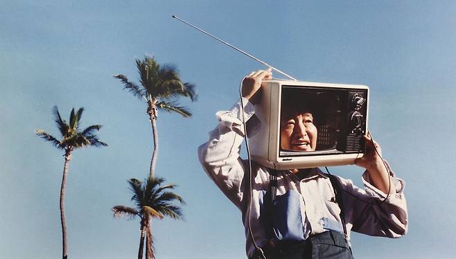 1990년 마이애미 비치의 백남준 © Nam June Paik Estate Photo: © 1990 Brian Smith Courtesy Gagosian