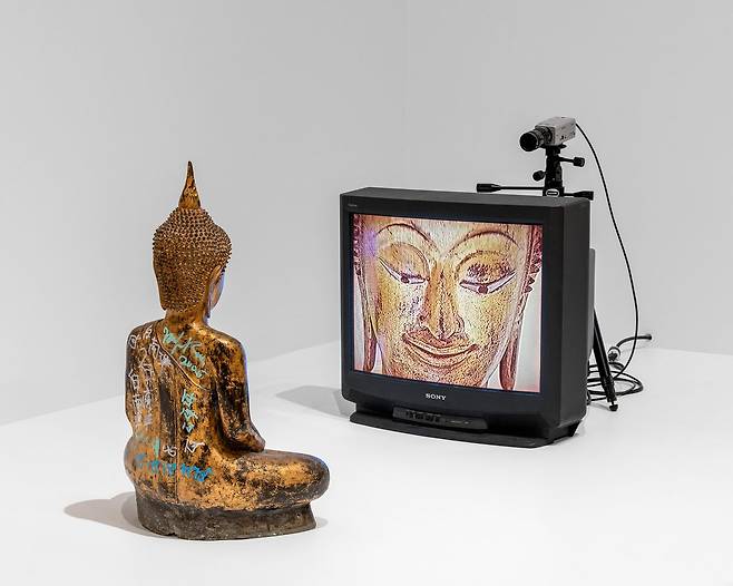 백남준, 〈골드 TV 부처(Gold TV Buddha)〉, 2005, 폐회로 비디오(컬러, 무음), 27인치 모니터, 비디오 카메라, 삼각대, 케이블, 금도금 청동 불상 위에 유성 마커, 80 x 66 x 215.9 cm © Nam June Paik Estate. 사진: Paula Abreu Pita, Brooklyn Museum