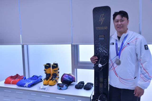 ▲ 한국 스노보드 국가대표팀 김상겸이 31일 평창 동계 올림픽 및 패럴림픽 기념관에서 2018평창기념재단에 유물을 기증하고 있다. 2018평창기념재단 제공