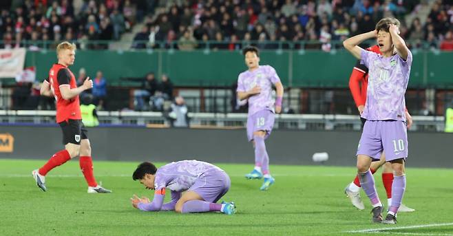 1일(한국시간) 오스트리아 빈 에른스트 하펠 스타디움에서 열린 한국 축구 국가대표팀과 오스트리아의 평가전에서 손흥민의 슛이 득점에 실패하자 손흥민과, 이재성이 아쉬워 하고 있다. 연합뉴스