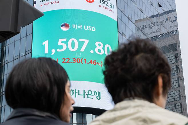 1일 미국·이스라엘과 이란 간 전쟁이 조기에 마무리될 수 있다는 기대와 4월 세계국채지수(WGBI) 편입 이후 외국자금이 한국 금융시장에 신규 유입될 것이라고 전망에 원/달러 환율은 내리고 코스피 지수는 상승하고 있다. 이날 서울 중구 하나은행 외벽 전광판에 원/달려 환율이 표시돼 있다. 윤창빈 기자