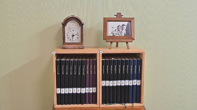 구자경 집사의 성경필사본들. CBS크리스천노컷뉴스 유튜브 캡처