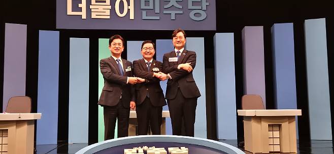 1일 오후 대전MBC에서 열린 더불어민주당 대전시장 경선 후보 토론회에서 허태정, 장종태, 장철민 후보(사진 왼쪽부터)가 토론회에 앞서 손을 맞잡고 있다. 더불어민주당 대전시당 제공
