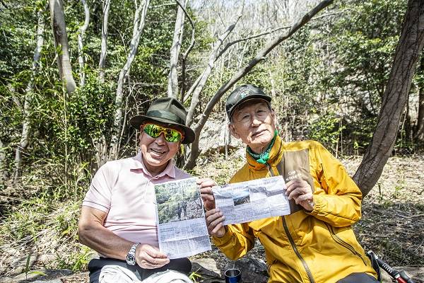 서울 강동구에서 온 김해영씨는 행사 전날 서울에서 해남으로 혼자 내려와 숙소를 잡아 1박하고, 이날 엄홍길 대장과 함께 걸었다. 달마산과 엄홍길 대장 관련 기사를 스크랩하여 가져온 열혈 참가자다.