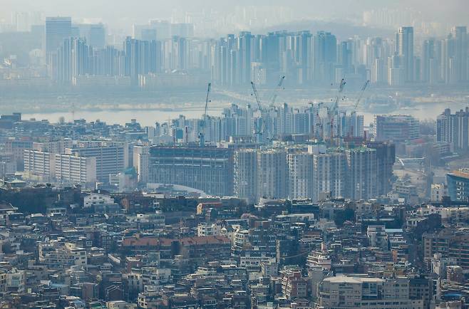 지난달 29일 서울 중구 남산에서 서울시내 아파트가 보이고 있다. 뉴시스