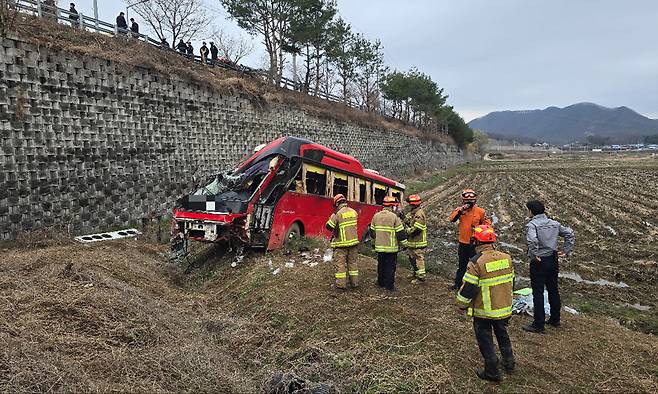 충북 음성군 원남면 한 도로에서 1일 오전 회사 통근버스가 승용차와 충돌하면서 논으로 추락했다. 충북소방본부 제공