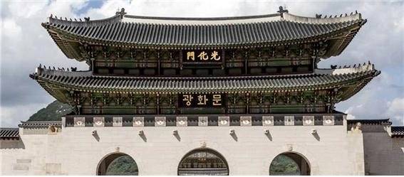 광화문 3층 누각 처마에 설치된 기존 한자 현판은 그대로 두고 2층 누각 처마에 한글 현판을 추가로 설치한 예시 그림. 광화문훈민정음체현판 설치 국민모임 제공