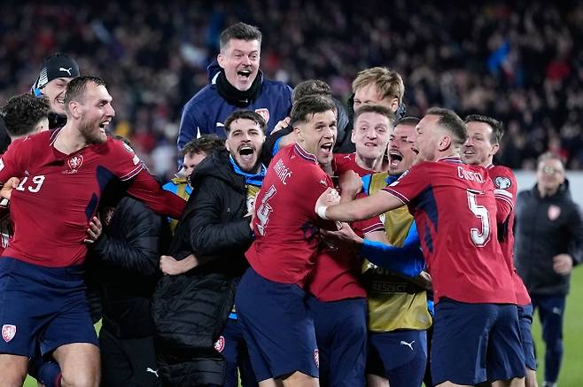 체코 축구대표팀 선수들이 1일(한국시간) 체코 프라하의 에페트 아레나에서 열린 북중미 월드컵 유럽축구연맹(UEFA) 플레이오프(PO) D조 결승에서 덴마크를 누르고 월드컵 본선 진출이 확정된 뒤 환호하고 있다. 프라하 AP 연합뉴스