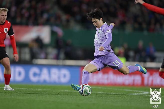 이강인이 3월 31일(현지 시간) 오스트리아 빈의 에른스트 하펠 경기장에서 열린 오스트리아와 평가전에서 슈팅을 날리고 있다. 사진 제공=대한축구협회