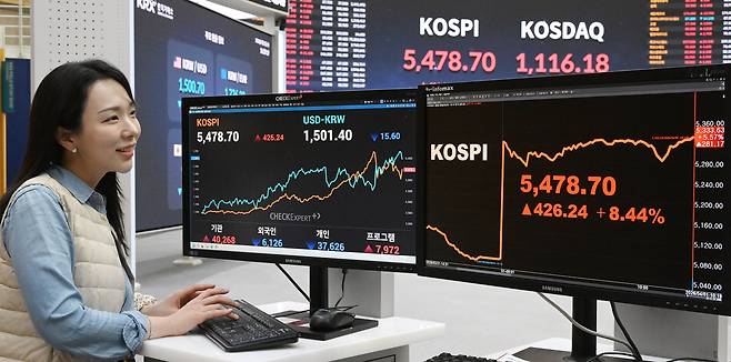 1일 서울 여의도 한국거래소에서 관계자가 절벽처럼 그려진 이날 코스피 지수 그래프를 확인하고 있다. 오승현 기자