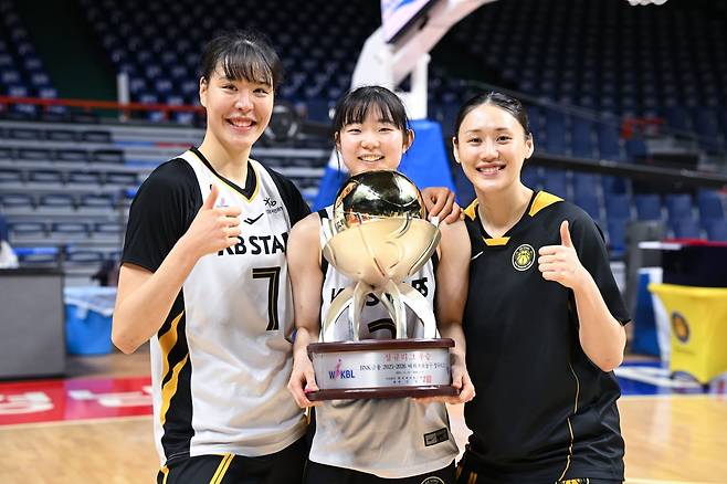 KB스타즈 박지수, 허예은, 강이슬(왼쪽부터)은 올 시즌 정규리그 우승의 기운을 이어 통합 우승까지 이뤄내려고 한다. 사진제공|WKBL