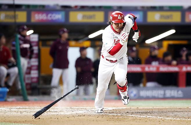 SSG 최정이 3월31일 인천 키움전에서 안타를 친 뒤 주루하고 있다. SSG랜더스 제공